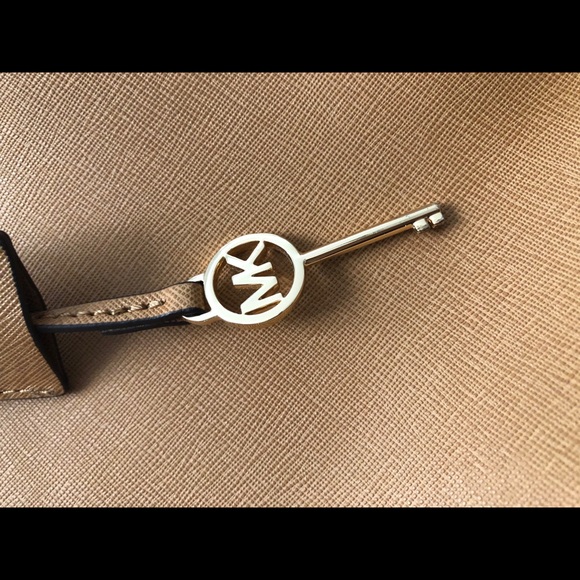 Michael Kors Hamilton Purse - Picture 10 of 14